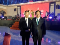 桃園市長鄭文燦出席尾牙晚會現場，與桃大機構董事長劉沁垣(左)合影。