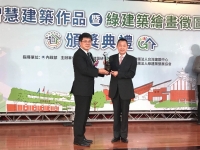 頒獎典禮由桃大機構董事長劉沁垣(右)代表團隊上台領獎。