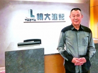 桃大董事長劉沁垣從基層做起，創業至今仍天天巡視工地。